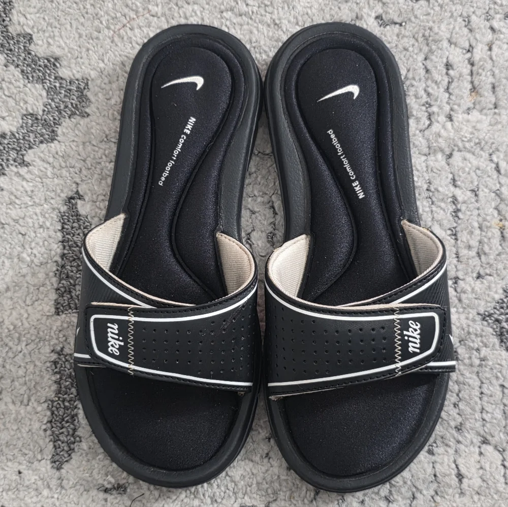 Nike Black and White Padded Insole Slide Sandals - Picture 1 of 6